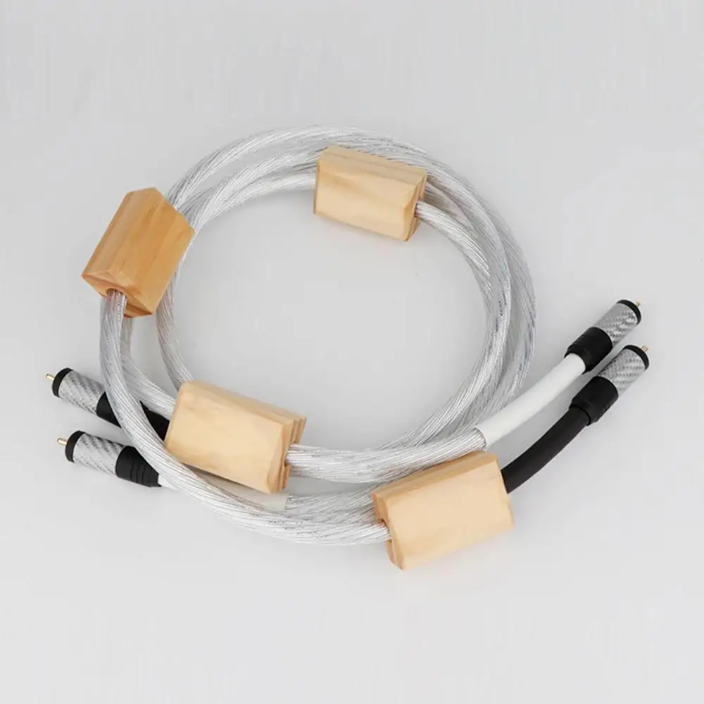 HiFi Supreme Reference 8 코어는 RCA 케이블과 앰프 CD 플레이어용 탄소 섬유 RCA 플러그를 상호 연결합니다.
