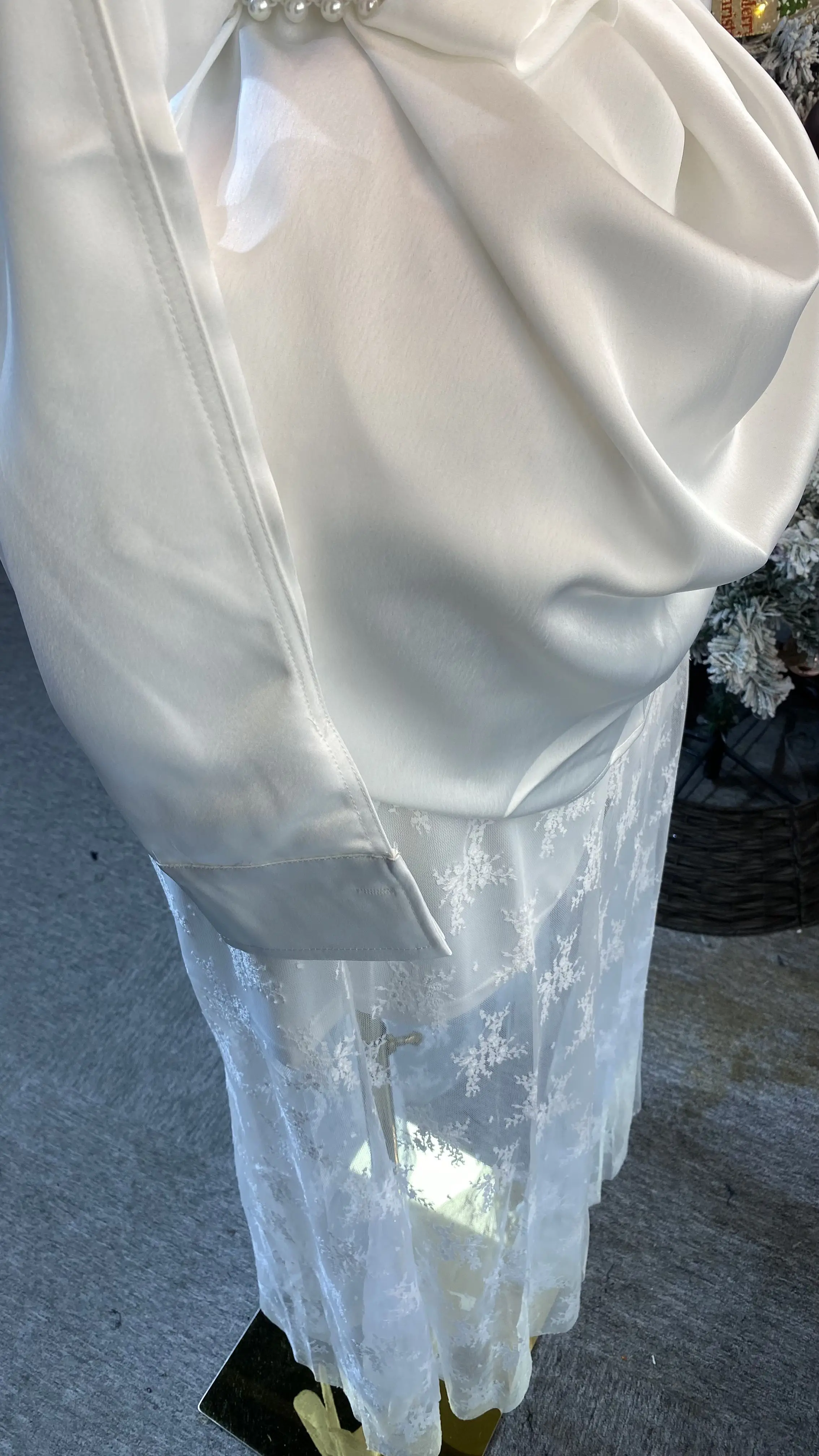 Wit casual overhemd met lange mouwen, kanten rand, onregelmatige revers en riem met effen geweven patroon; eenvoudige herfststijl.-GZXX455