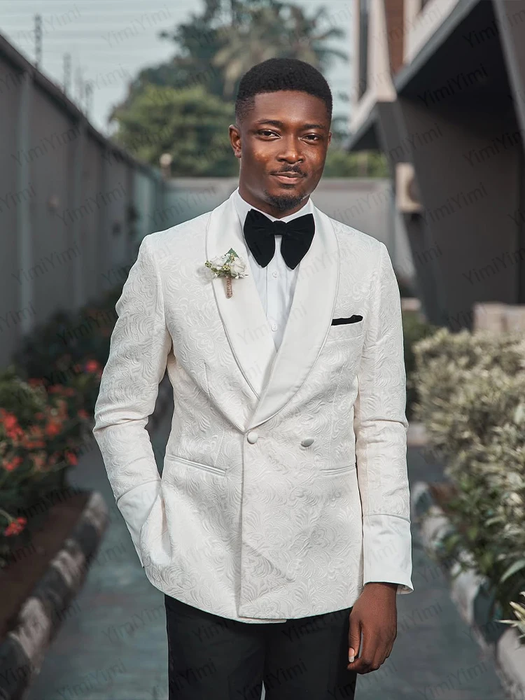 الدعاوى الرجالية الجاكار بدلة الزفاف فستان العريس 2 قطعة شال التلبيب مزدوجة الصدر سترة بيضاء السراويل السوداء سترة مخصصة