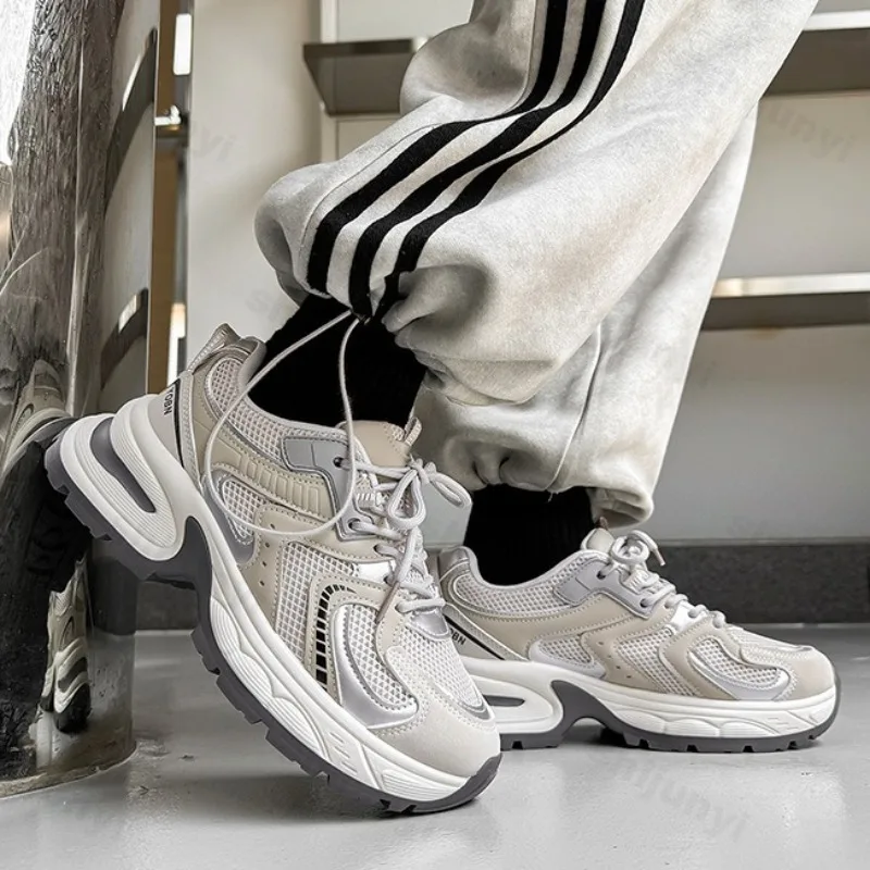 

Новинка 2023 года, осенняя модная трендовая универсальная спортивная обувь на толстой подошве для мужчин, дышащие низкие удобные кроссовки на платформе с сеткой