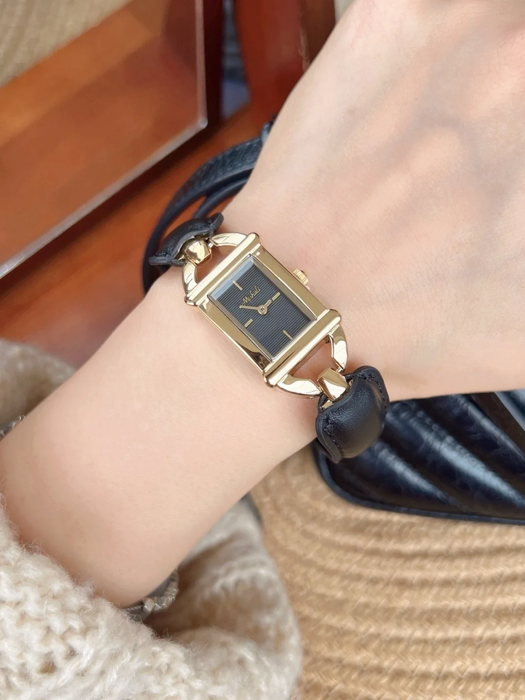 ساعة نسائية مربعة ريترو فاخرة، بسيطة ومتطورة، طراز جديد 2025، ساعة نسائية عالية الجودة.