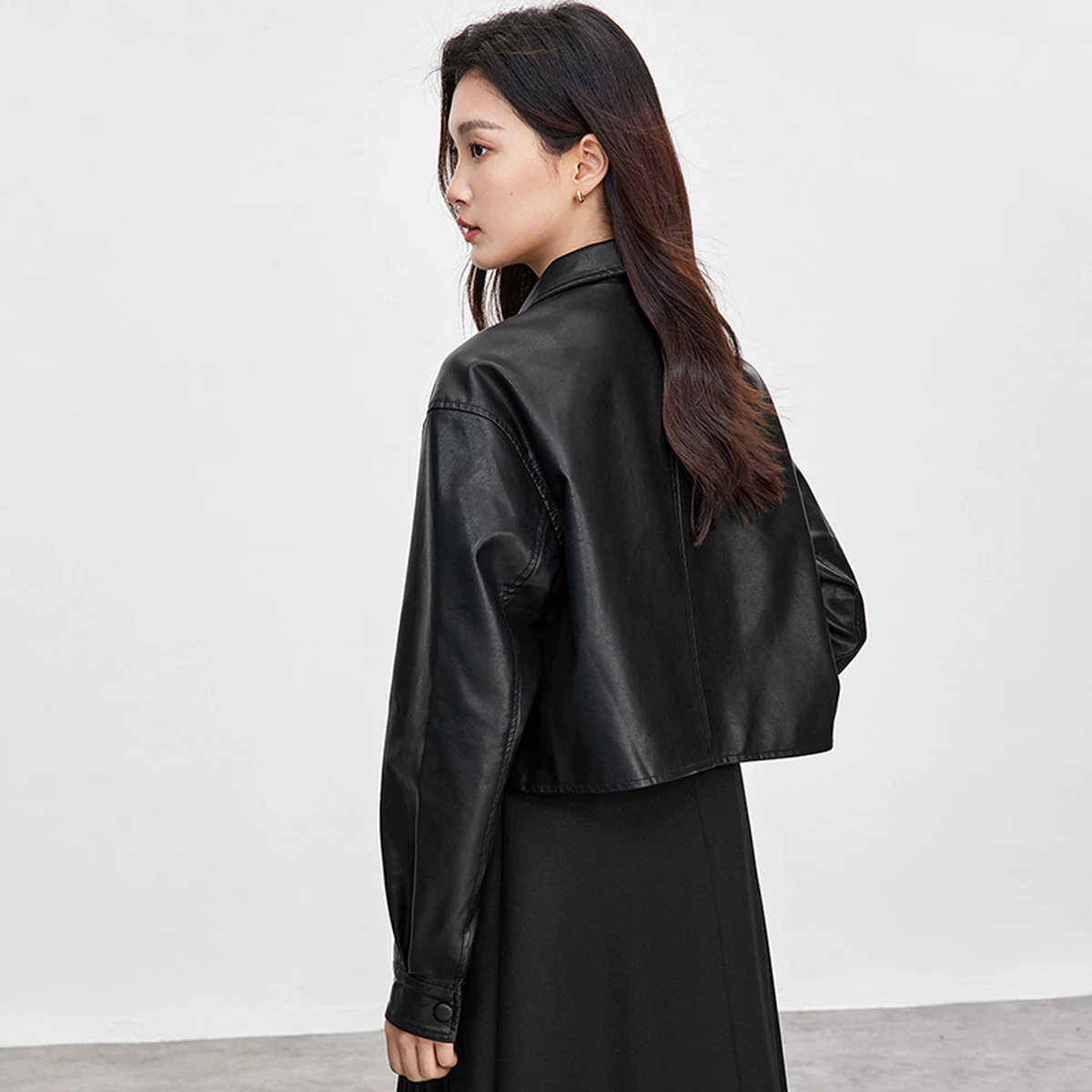 SENTUBILA Women's PU Leather Coats 2026 Autumn Vintage Turn-Down Collar Tops Commuter Long Sleeve Short Female Outwear W51G73597