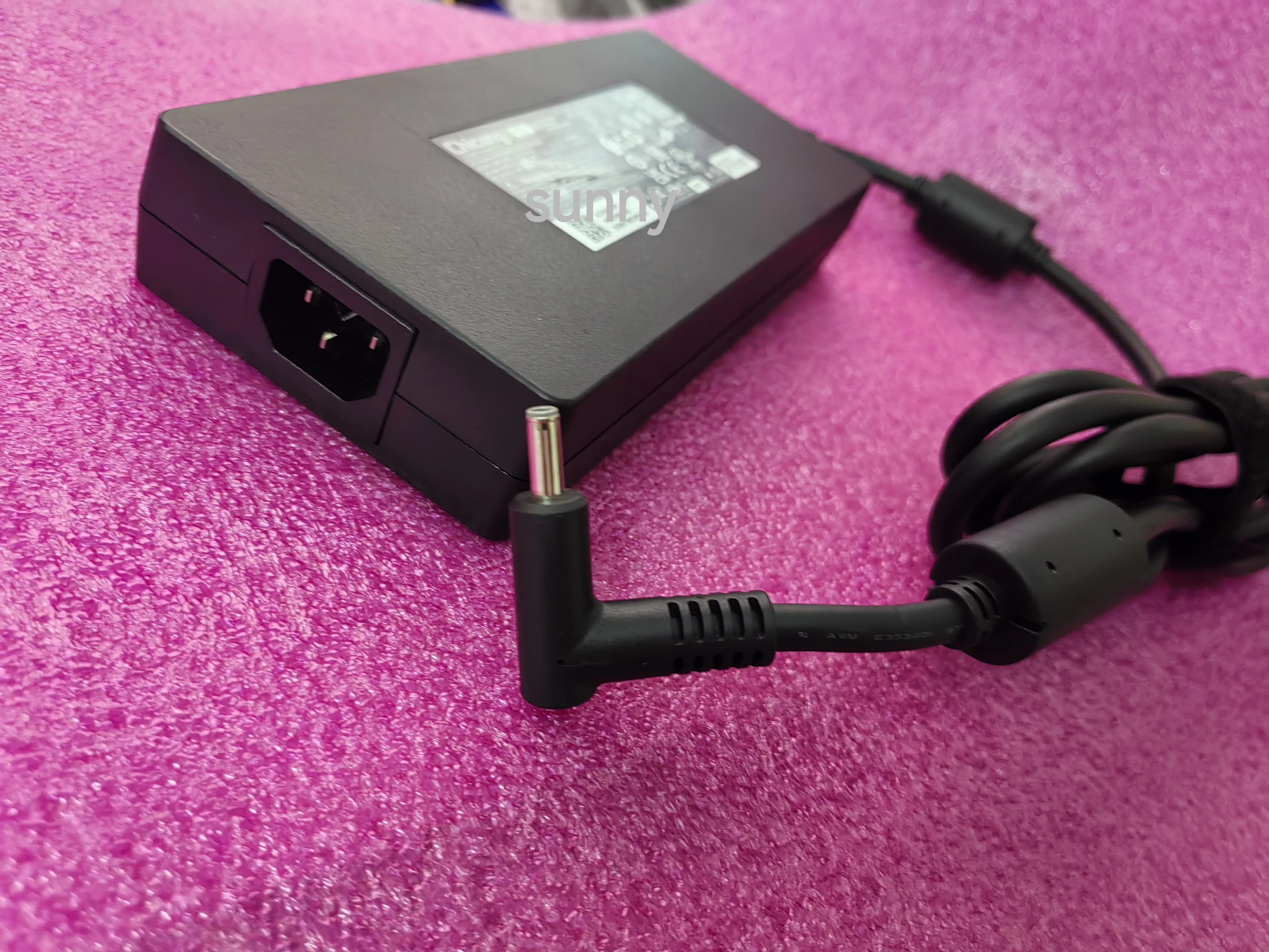 Adaptador de CA Slim Chicony A - Pc Gaming Gigabyte reseña y precio