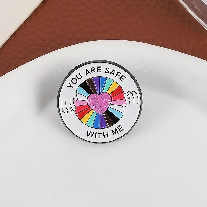 أنت آمن معي المينا دبوس LGBT فخر قوس قزح القلب دبابيس التلبيب على ظهره شارة مجوهرات هدايا للأصدقاء مثلي الجنس