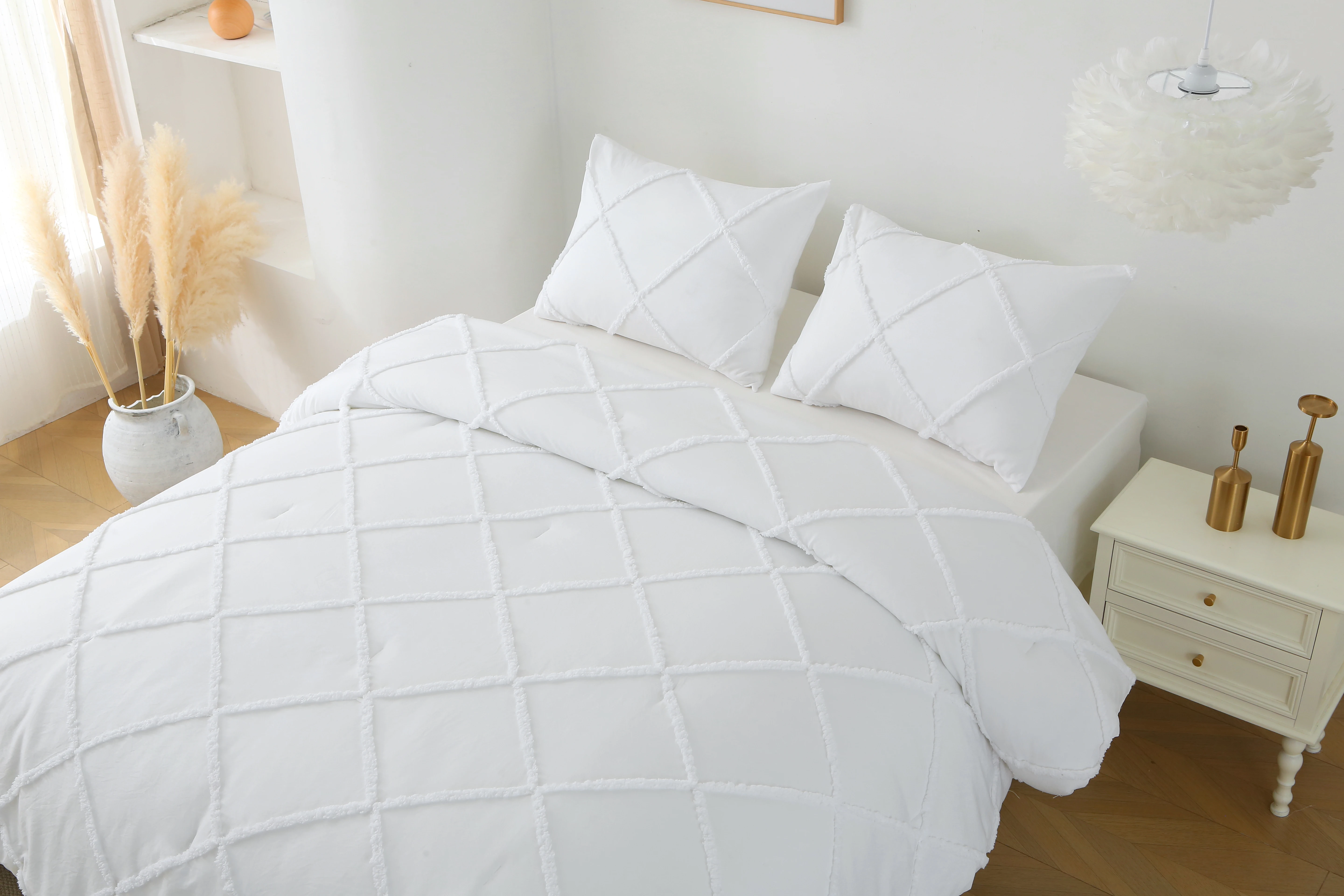 

Queen Comforter Set, 3 Pieces Boho Tufted Bedding Set with 1 Down Alternative Comforter and 2 Pillow Shams, White