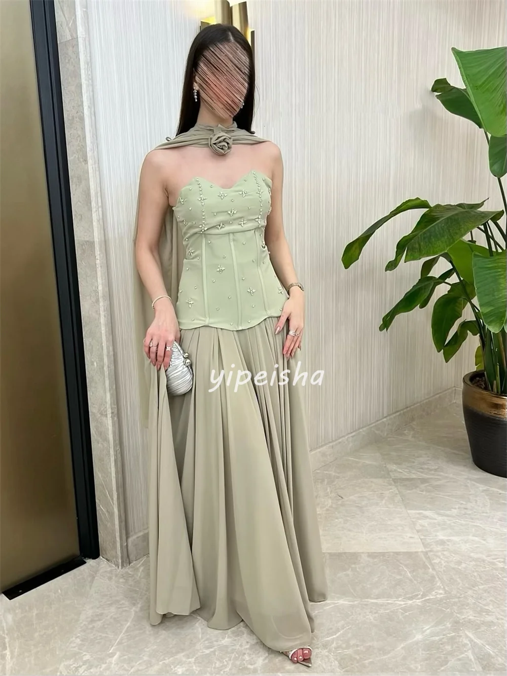 ที่กำหนดเองคุณภาพสูงแฟชั่นชีฟองแฮนด์เมดดอกไม้ไรน์สโตนตรงชุดยาวที่ไม่มีสายหนังชุดโอกาสสั่งทำพิเศษ