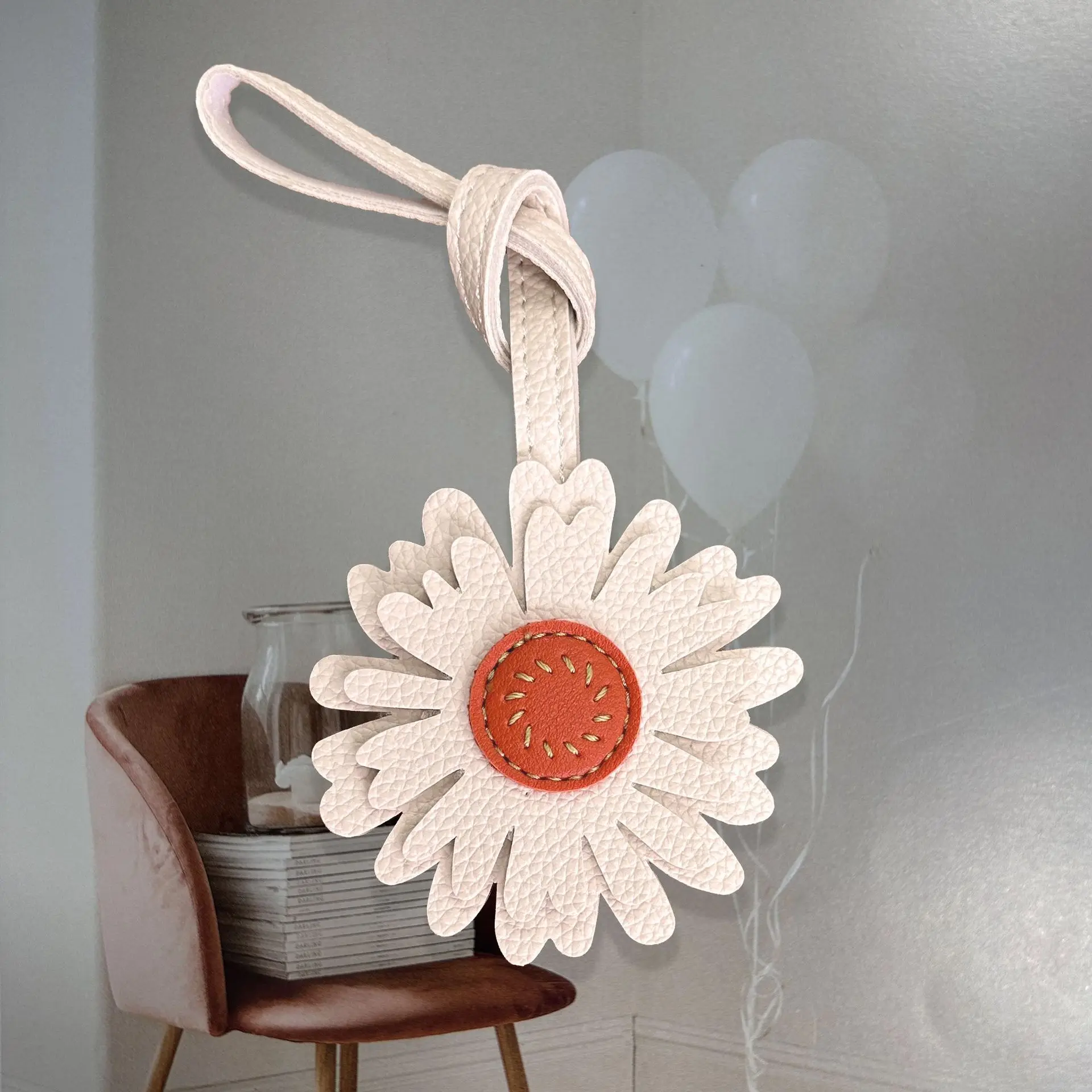Hand-cut and sewn small daisies, bags pendants sunflowers leather goods cars keychains pendants niche personalized gifts