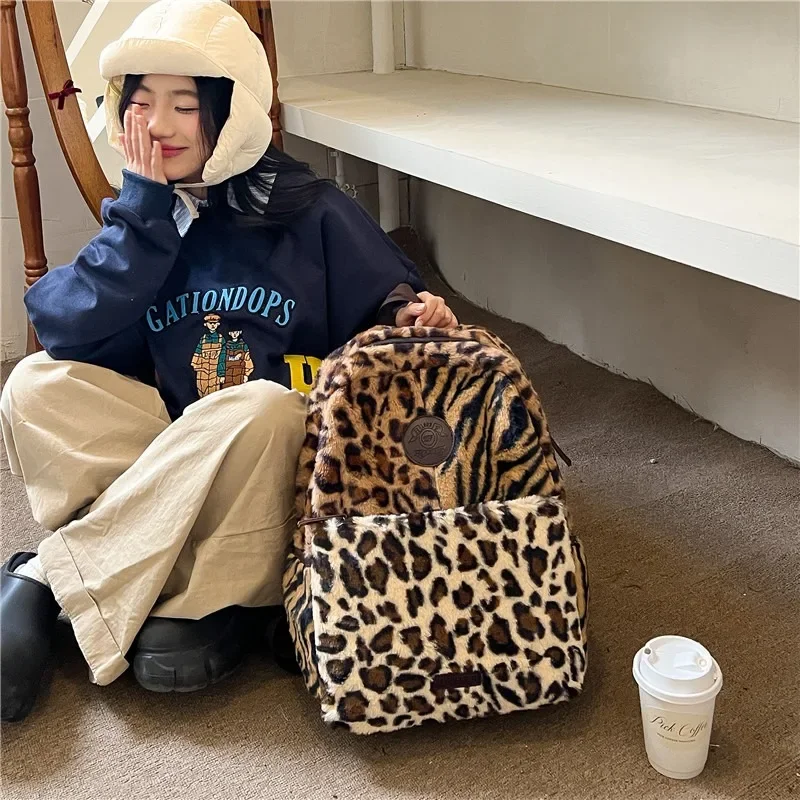 Mochila com padrão leopardo para mulheres, grande capacidade, padrão tigre, veludo, venda quente, nova moda, 2024