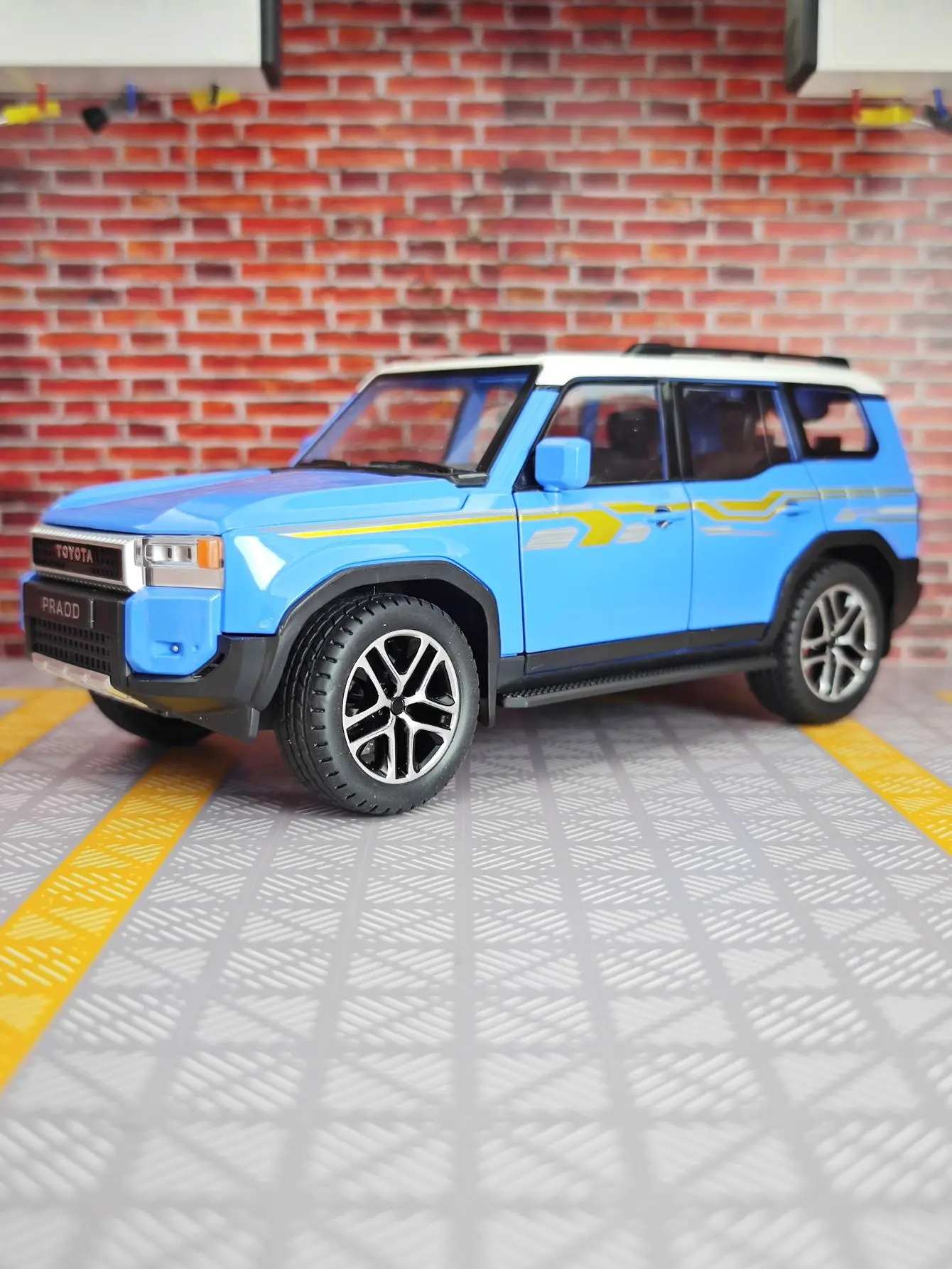 

1:24 Prado LC250 car model alloy sound and light toy car boy off-road vehicle birthday gift ornament with rich details