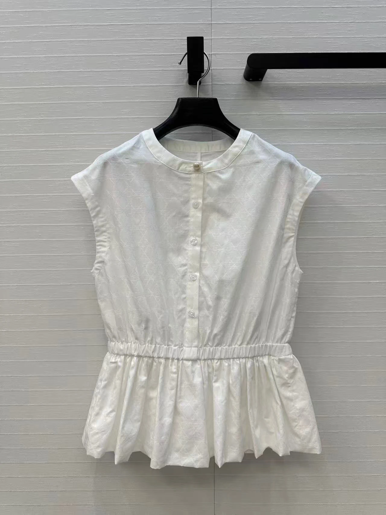 

Spring and summer new arrivals: women's round neck sleeveless shirt with a cinched waist and lotus leaf hemline