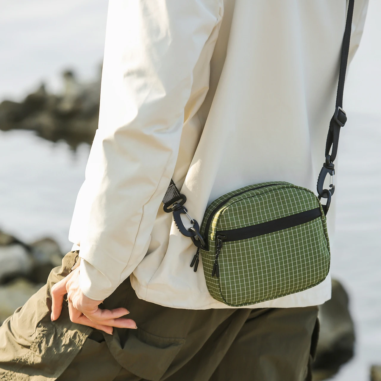 

New men's check-pattern shoulder bag with lightweight and stylish design, mini backpack for casual and sports use, single should