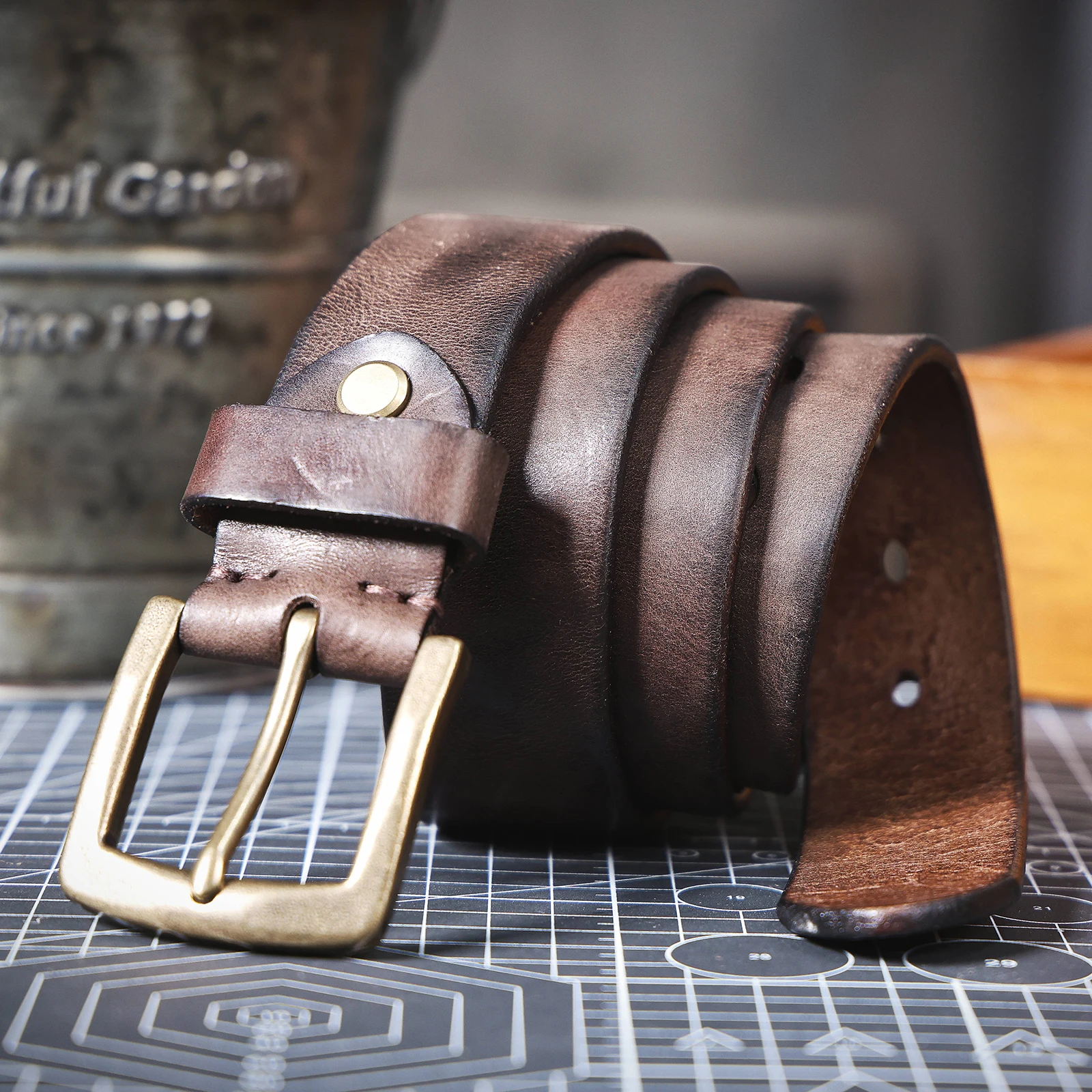 S.WORKER Klassischer dicker Herrengürtel aus echtem Leder, Messing-Dornschließe, vollnarbiges Rindsleder, Vintage-Freizeitgürtel für Jeans, mit Geschenkbox – Detail 14