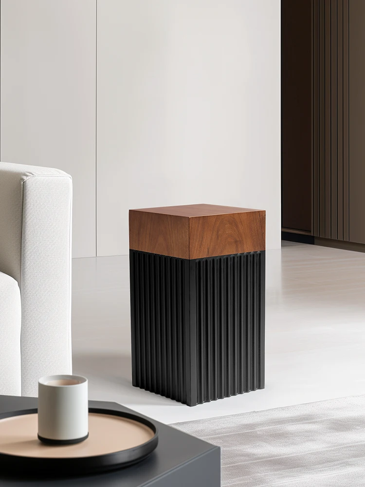 Divano da soggiorno minimalista italiano, tavolo quadrato in legno con bordo molo, tavolino da comodino creativo in legno massello di fascia alta, piccolo caffè