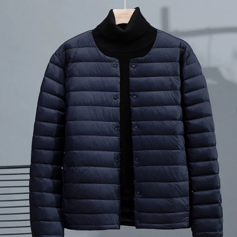 เสื้อแจ็คเก็ตดาวน์น้ําหนักเบาเป็นพิเศษของผู้ชายสําหรับฤดูใบไม้ร่วงและฤดูหนาวปี 2025 เสื้อแจ็คเก็ตน้ําหนักเบาผู้ชายคอกลมลําลองเรียบง่ายพร้อมซับในที่อบอุ่น