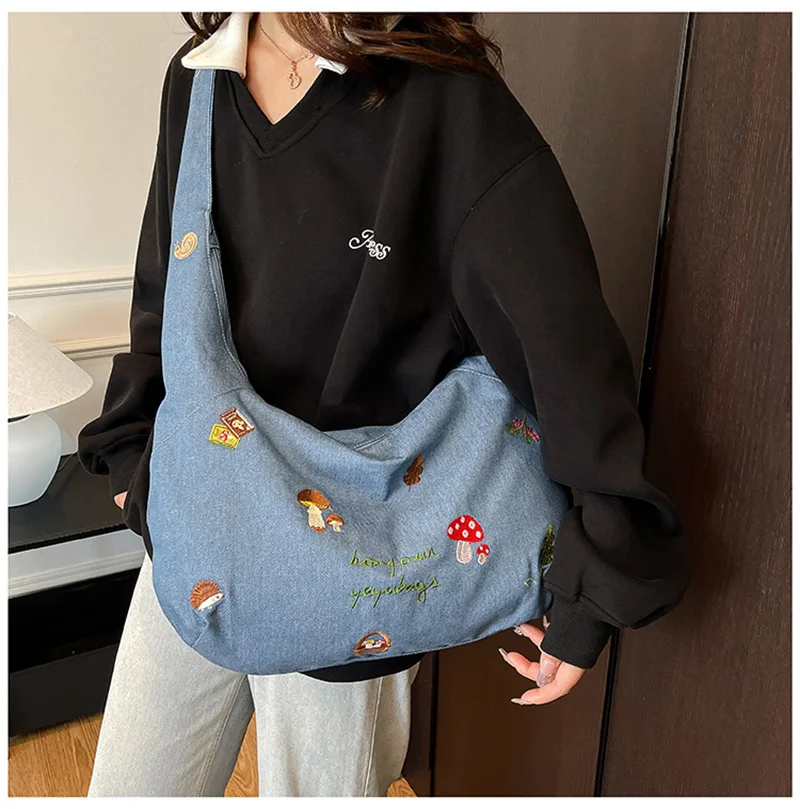 

Женская джинсовая сумка большой вместимости, универсальная повседневная сумка на плечо, большая сумка с мультяшным рисунком и вышивкой в виде грибов, модная сумка подмышками