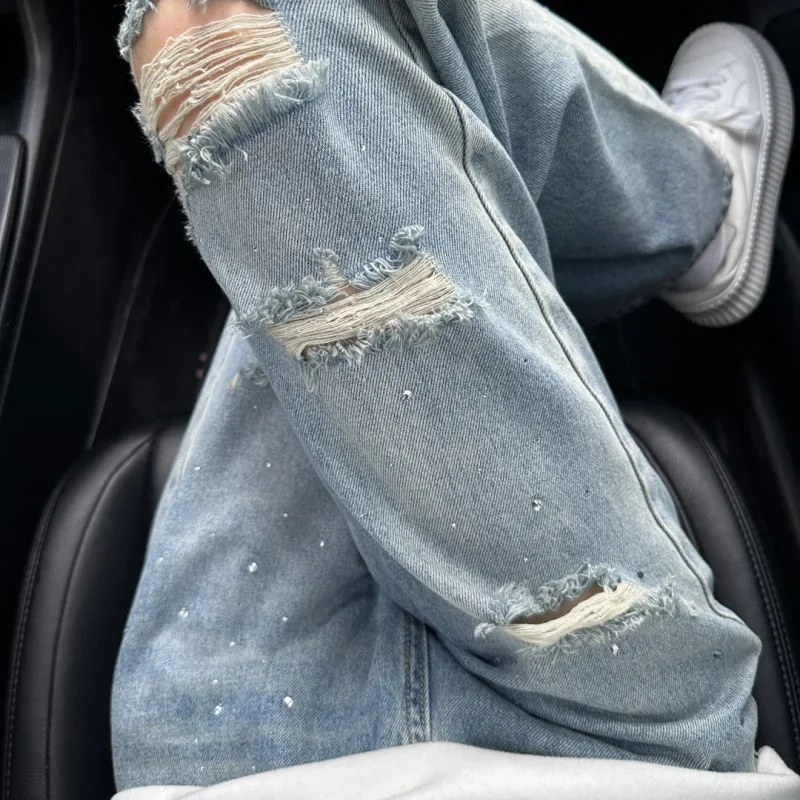 جينز نسائي بتصميم أمريكي مزين بأحجار الراين الثقيلة ومظهر ممزق لخريف وشتاء 2025، فريد بقصة واسعة وساقين طويلة، وصول جديد