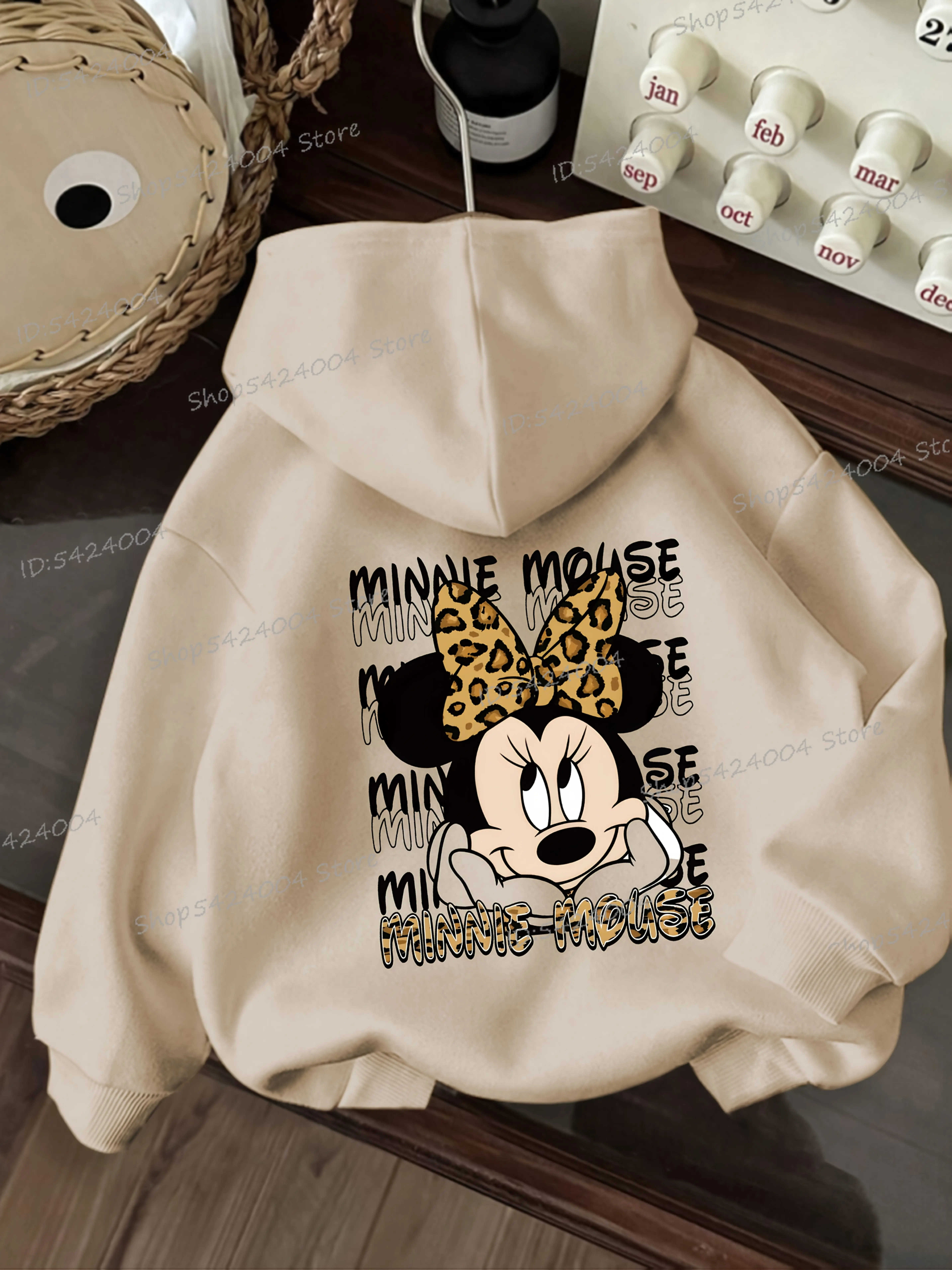 سترة نسائية بغطاء للرأس مطبوعة برسومات ميني ماوس باللون الأسود مع تصميم نص على شكل فيونكة ذهبية على شكل فيونكة الفهد، سترة نسائية بأكمام طويلة كرتونية