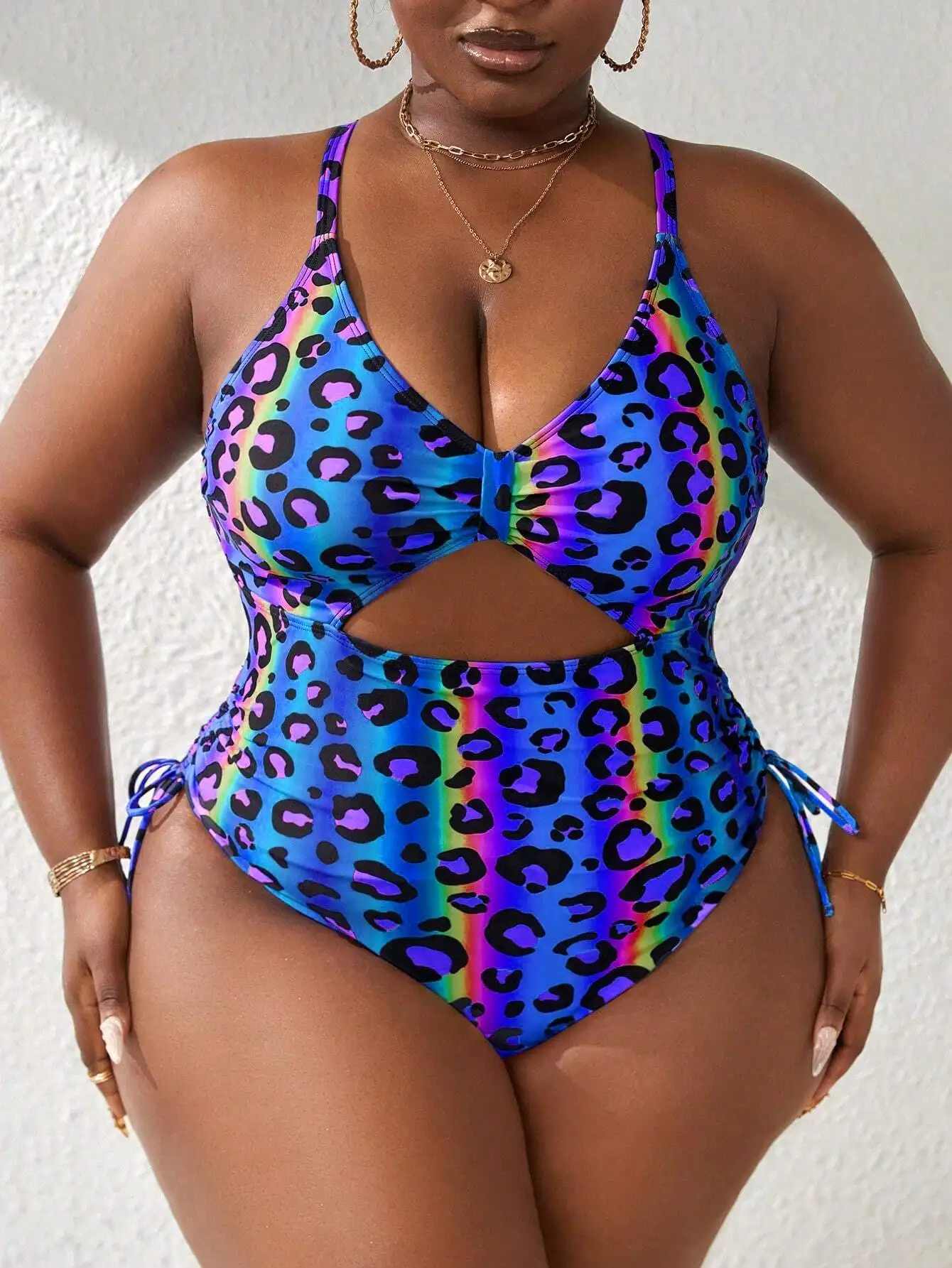 

Цельный купальник больших размеров с радужным леопардовым принтом, драпировкой, вырезом на талии и регулируемыми боковыми завязками