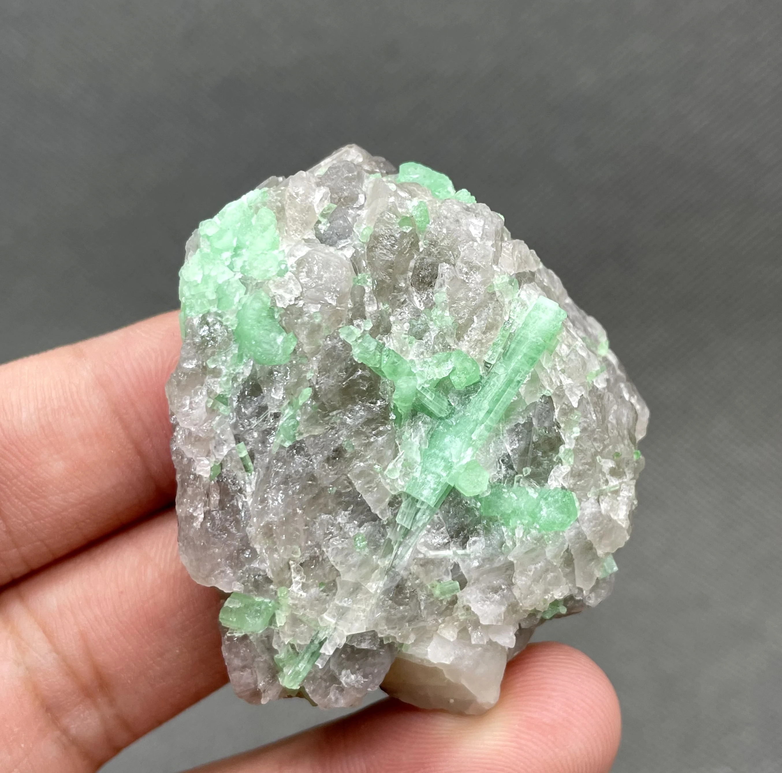 BEST! 40g Natural green emerald mineral gem-grade crystal specimens stones and crystals quartz crystals from China