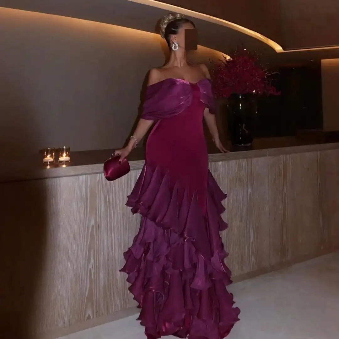 Nowy Trend w Modzie: Sukienka Wieczorowa/Studniówkowa Syrenka z Odkrytymi Ramionami, Falbanami, Warstwami, Satynowa, Długa do Podłogi, Urocza, Bajkowa