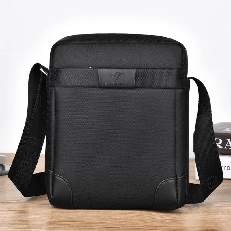 Men's bag available in single shoulder or cross-body design, suitable for daily use during school. Made of nylon material
