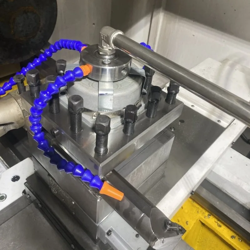 Four-station tool holder U drill violent drilling center outlet cooling numerical control lathe tool holder numerical