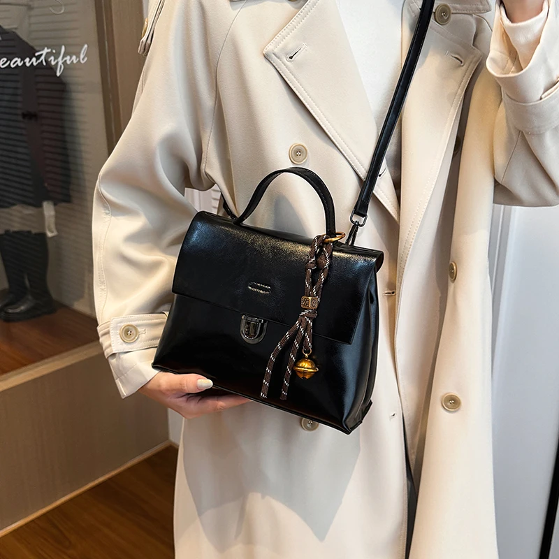 

Elegant Women's Messenger Bag Made of Fine Leather Boasting High-End Trendy Vintage Look​