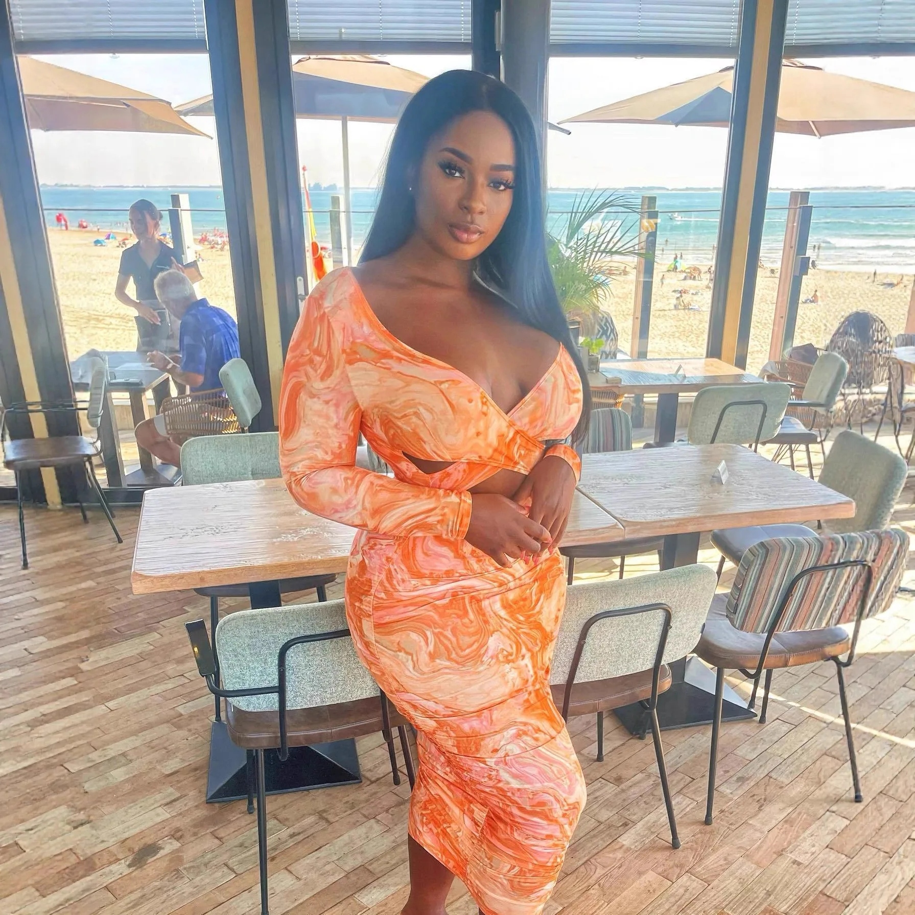 Langes und knöchellanges Batikdruck-Kleid mit ausgehöhltem Plissee und großem V-Ausschnitt, 2026, Frühling und Sommer, neues Temperament, Damen-High-Stre