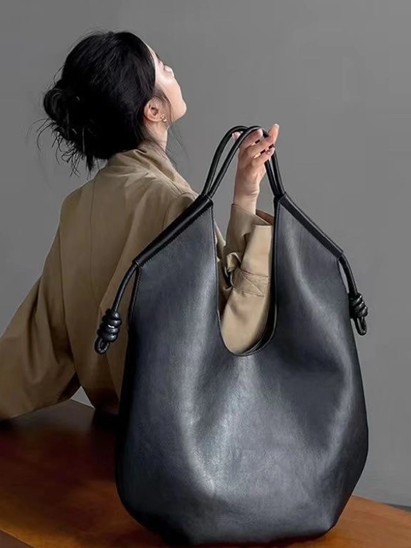 

Simple and large capacity single shoulder tote bag with high-end retro knot design, versatile for daily commuting handbag