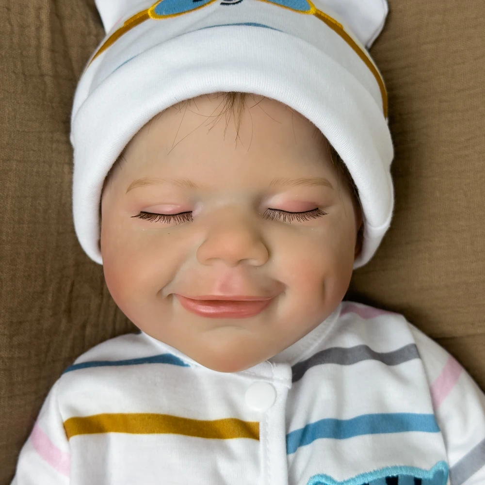 18-inch vinyl herboren babypop, schattig lachend gezicht, witte cartoon gestreepte outfit, realistische huid, gezichtsmerken, verzamelaars