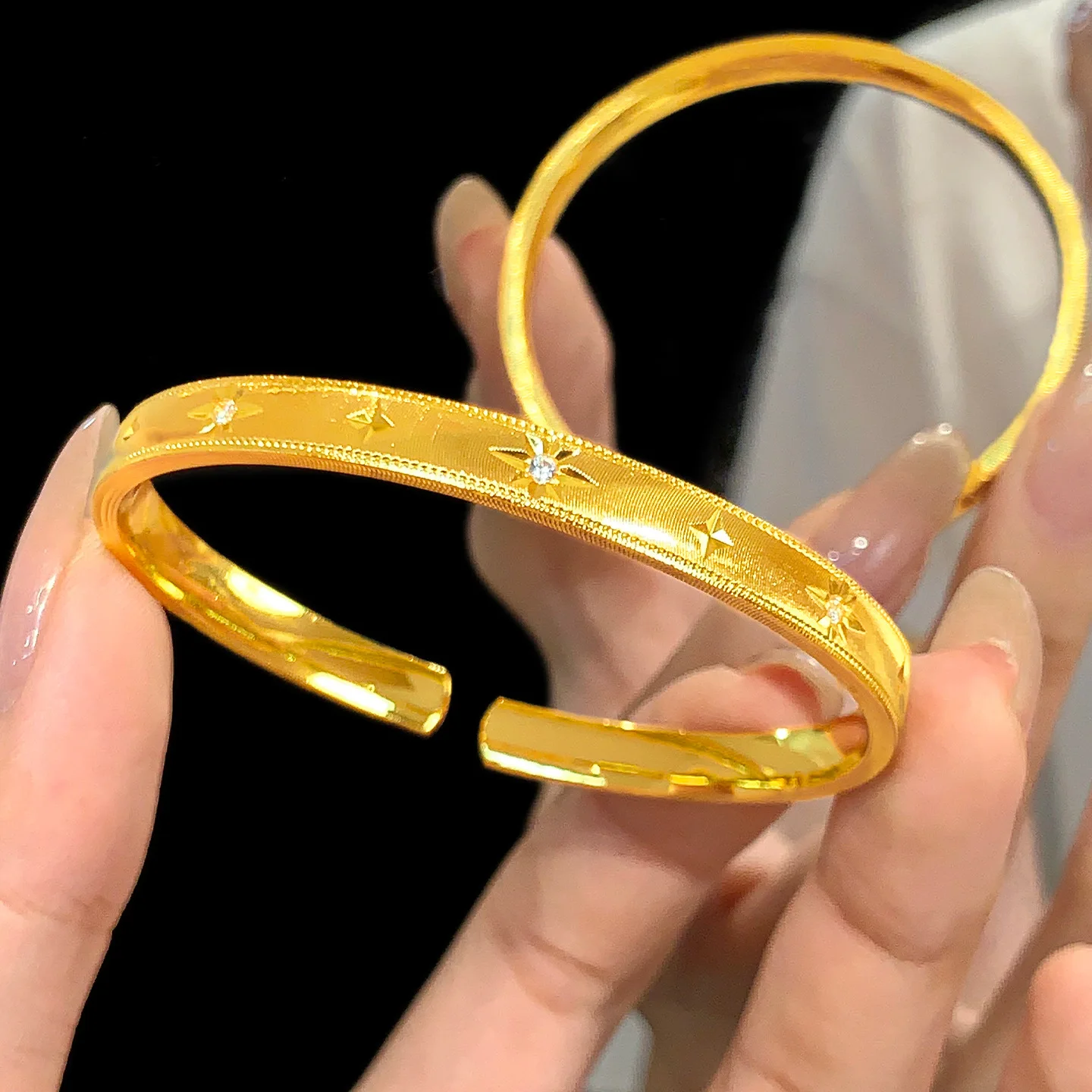 

Изысканный браслет-кафф из 24-каратного золота AU999 с матовой отделкой и инкрустацией бриллиантами в форме звезды для женщин, придающий повседневному образу роскошь.