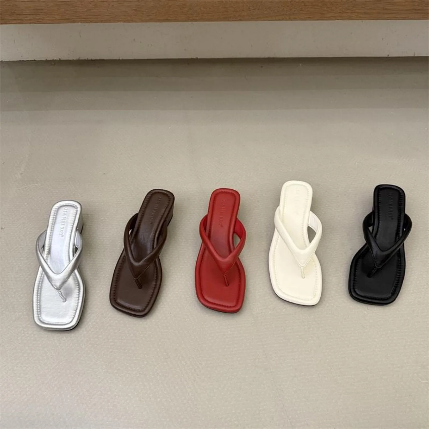 Sandalias Cómodas Jia Mei Rui Verano 2026, Estilo Europeo, Punta Cuadrada, Tacón de Cuña, Interior de Cuero Suave, para Playa