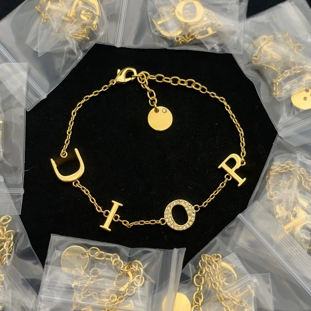 

2025 New Elegant Bracelet Refined Lightweight Design for Women Showcasing Noble Charm Perfect Gift Choice