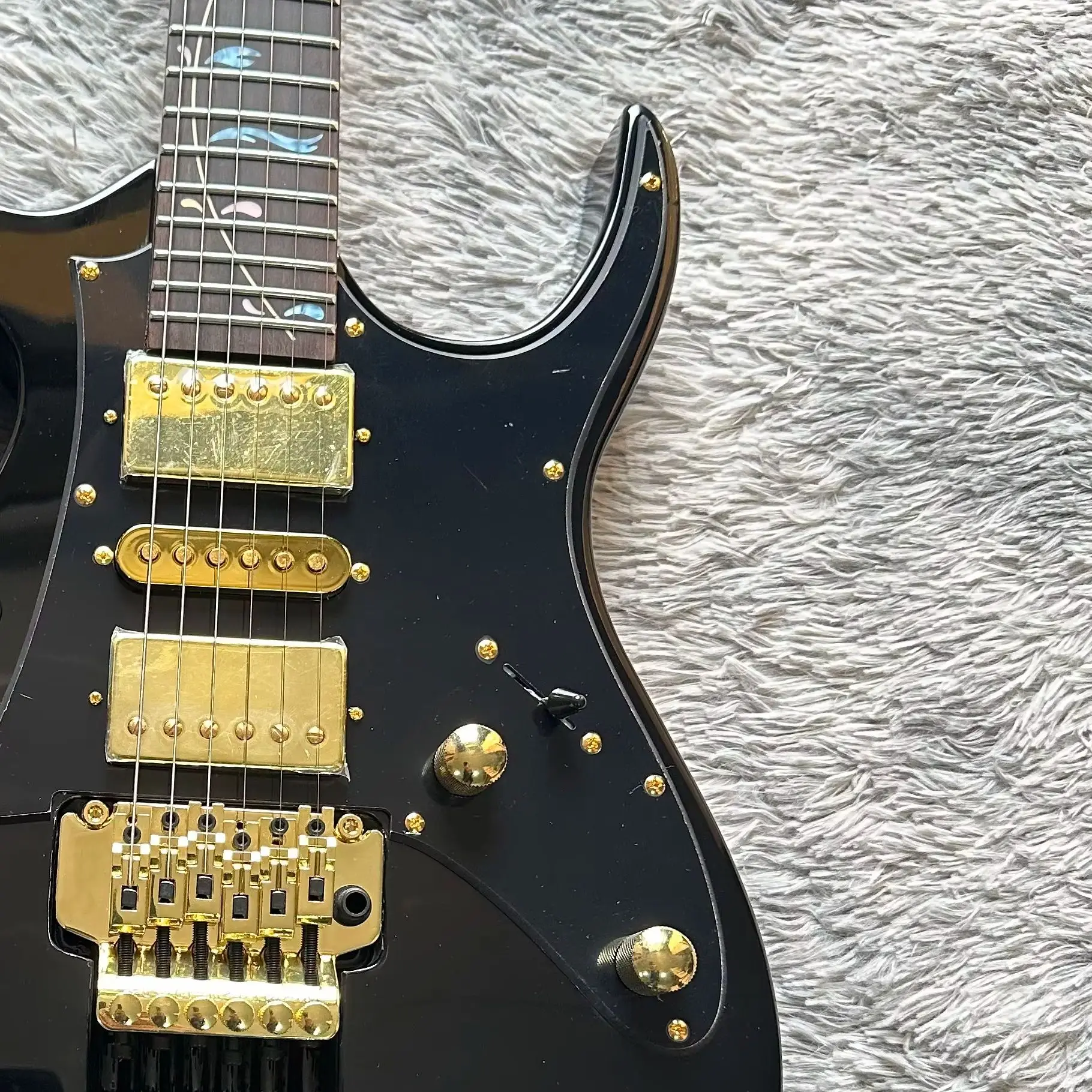Classic Black HSH Pickup With Rosewood Fingerboard Black Protective Plate Vine Inlay Gold Chrome Surface Gift For Christmas Shipped From The US Warehouse Free Shipping