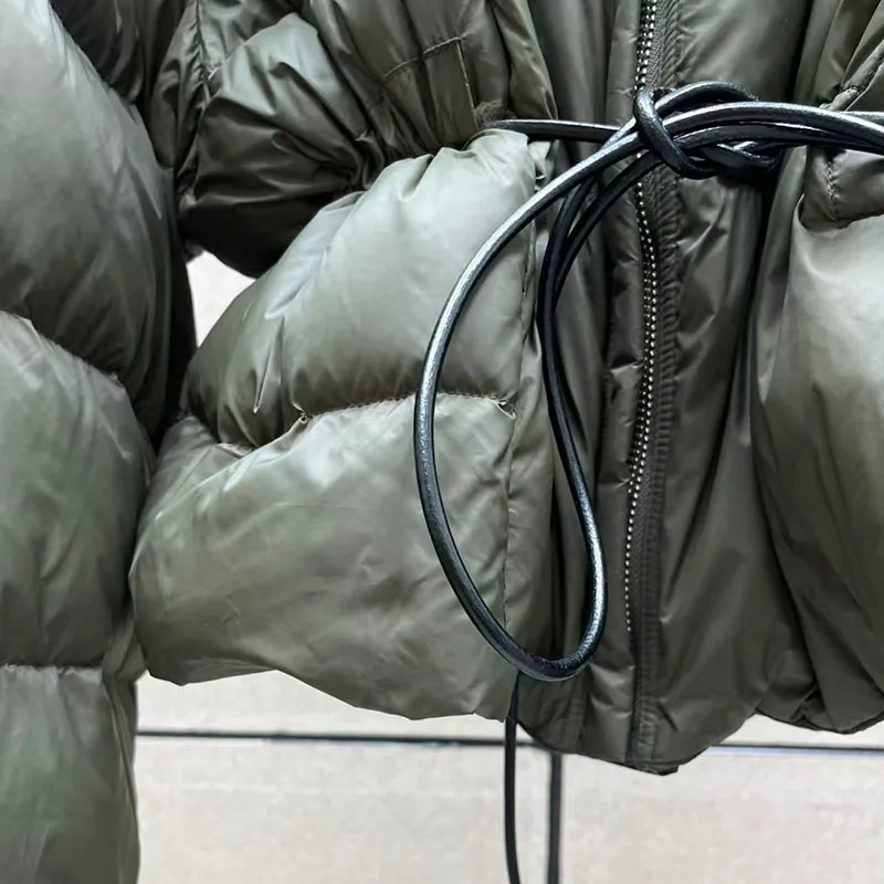 سترات نسائية شتوية جديدة 2025 برباط علوي فضفاض برقبة عالية سترة نسائية 90 بطة بيضاء مملوءة معطف سميك دافئ معاطف للأسفل