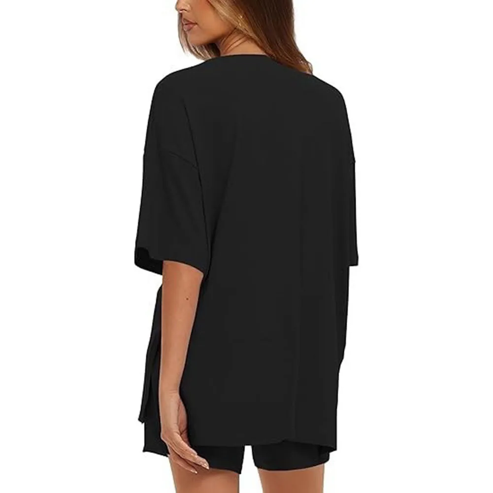 

Легкая дышащая женская спортивная одежда с удобным кроем и эластичным поясом. Подходит для различных занятий спортом и повседневного использования.