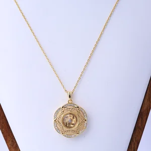 New vintage-inspired diamond-inlaid rotating necklace, unisex design