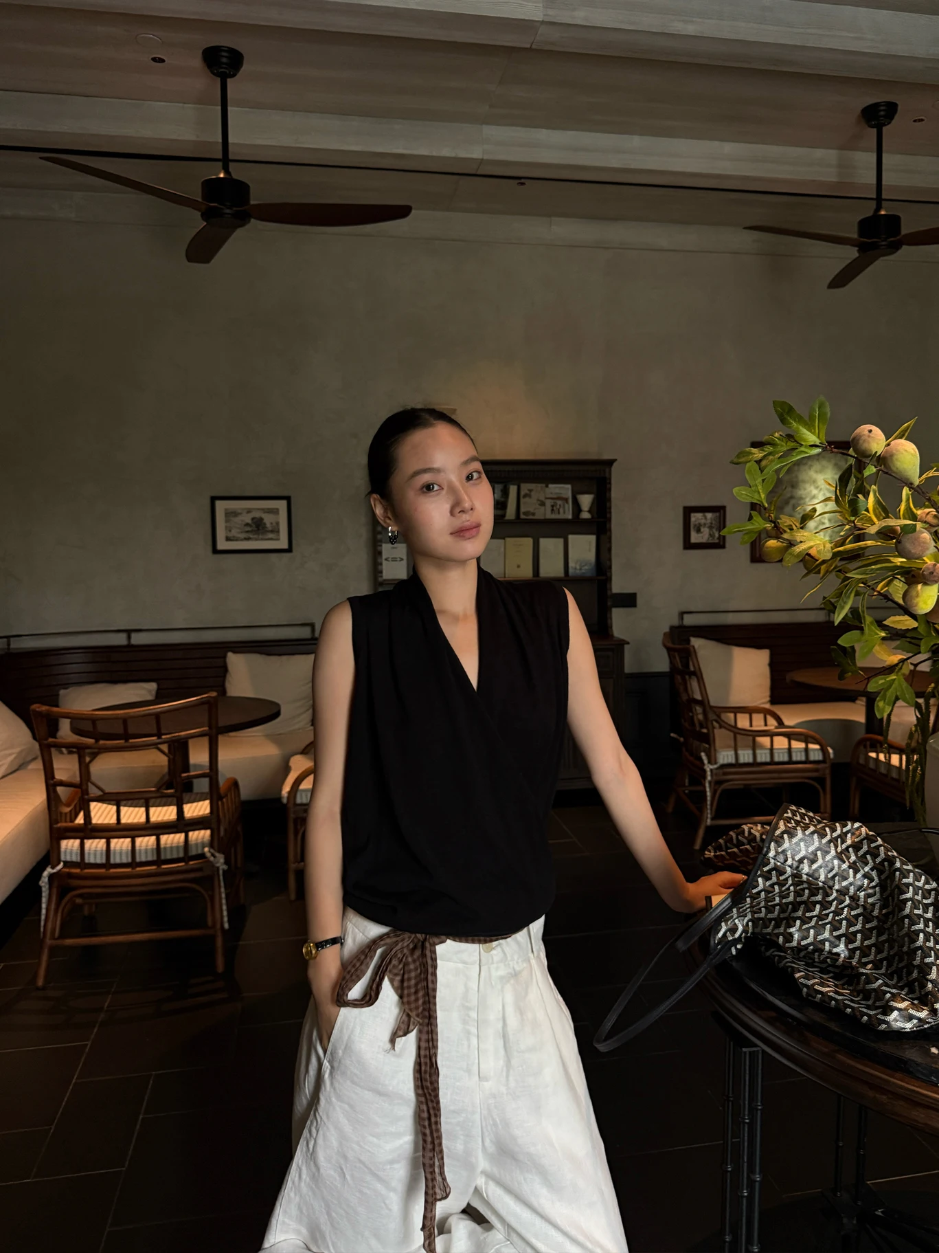 

Элегантный тонкий топ без рукавов с V-образным вырезом PURITY YR для женщин: летняя дышащая футболка из смесового полиэстера для городских прогулок