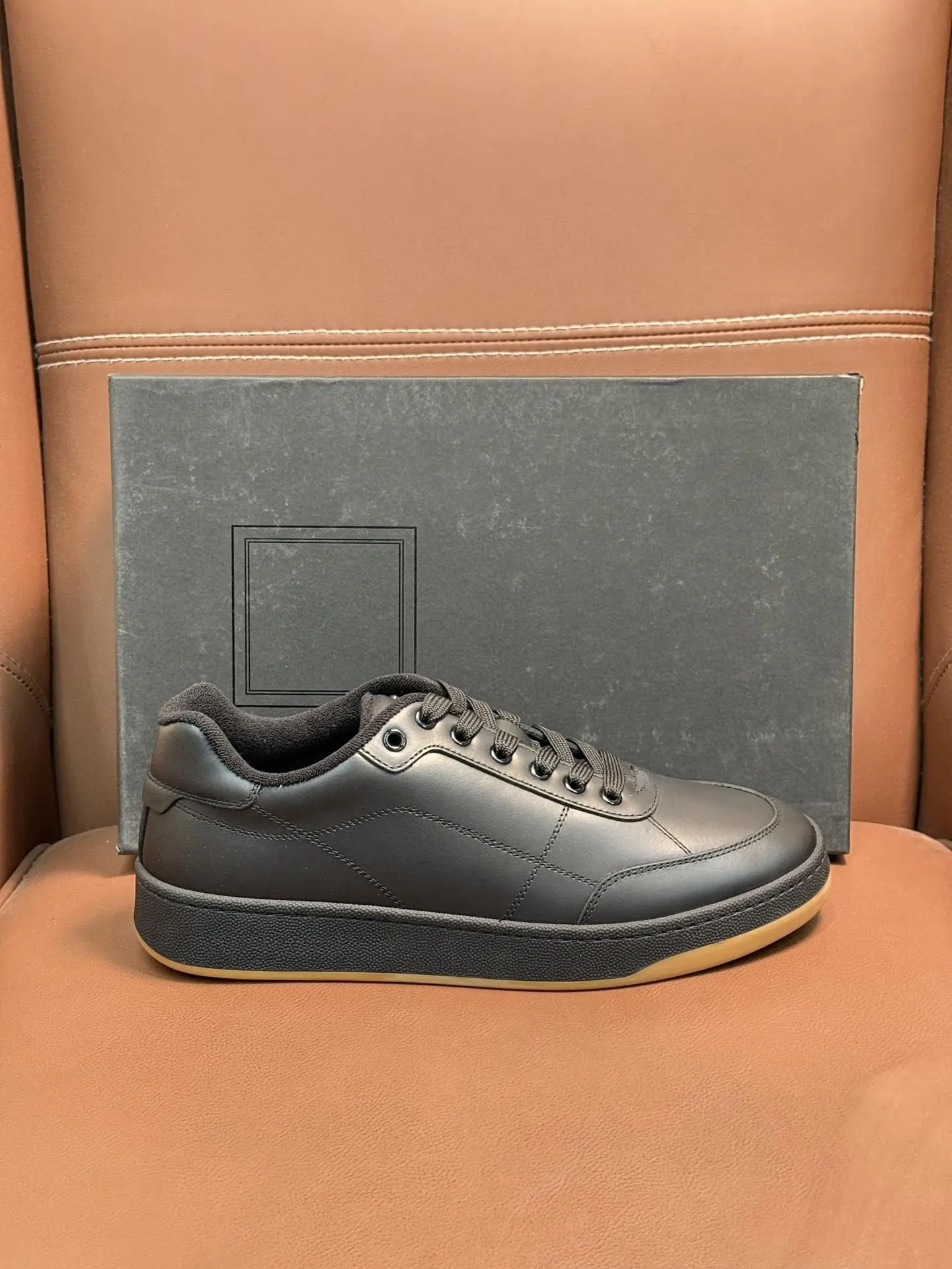 Unisex Winter Warm Casual Shoes Solid Black Leather With Plush Inner Lace Up Non Slip Rubber Sole Walking Trainers