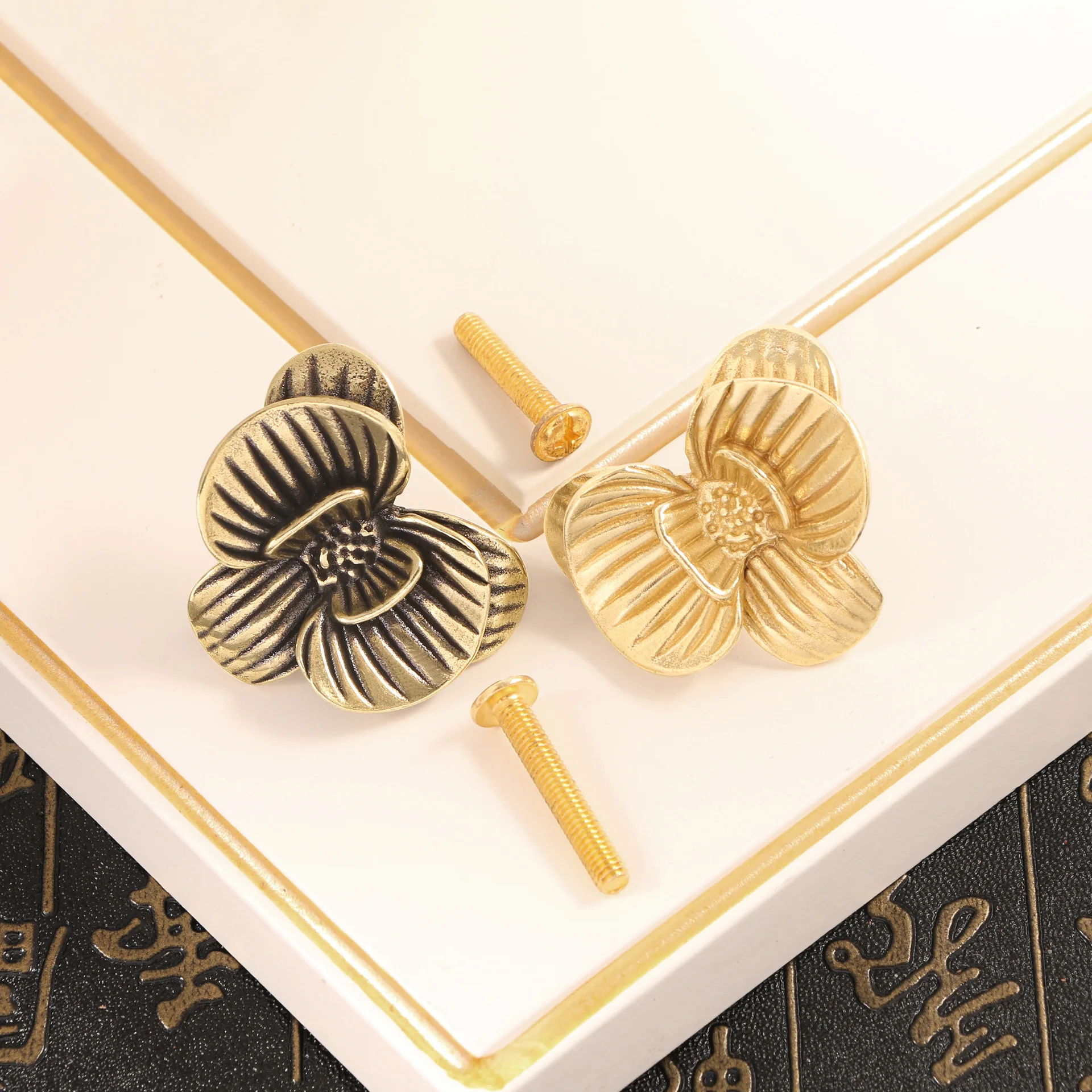 Retro Iris Japonica Flower Drawer Handle Copper Decor Pulls for Cupboard Wardrobe Closet Creative Furniture Handle DIY