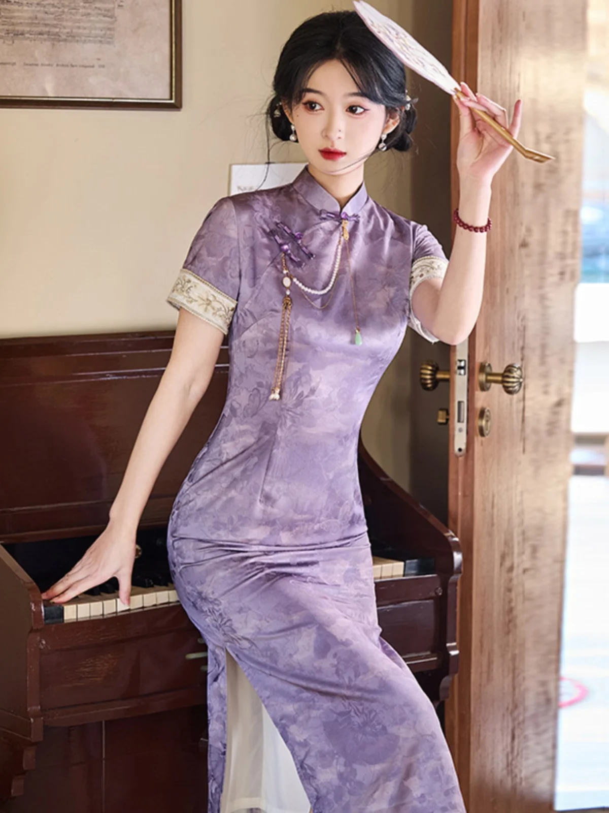 

Женское фиолетовое обновленное ципао Ele Slim Fit для повседневной носки, удобное, из полиэфирного волокна, с коротким рукавом, с цветочным узором