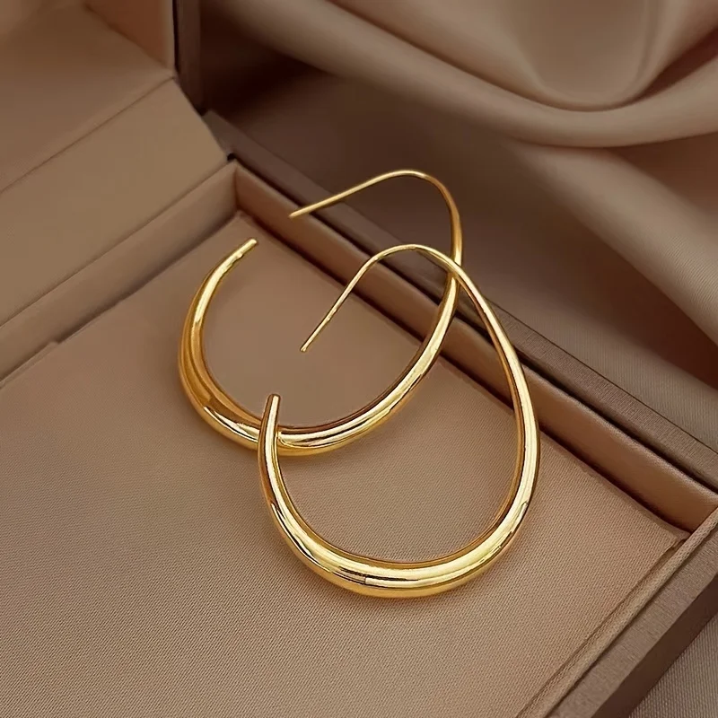 

A pair of elegant teardrop shaped circular earrings for women - fashionable retro style, suitable for parties and vacations, novel earrings