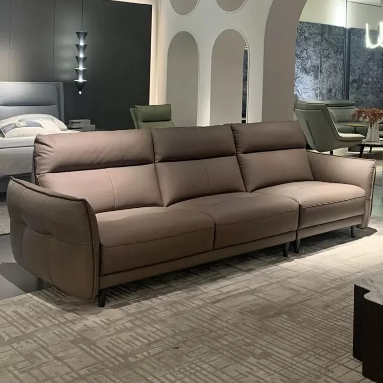 

Минималистичный дизайнерский кожаный диван около трех человек в прямом рядом, гостиная современная простая маленькая квартира светлая роскошь fi