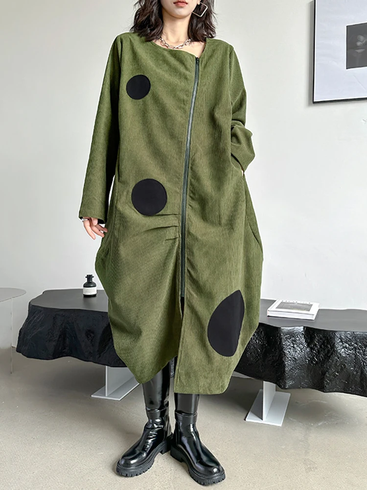 [EAM] Loose Fit Army Green Dot Pleated Big Size Jacket New V-neck Long Sleeve Women Coat Fashion Tide Spring Autumn 2024 1DH1604