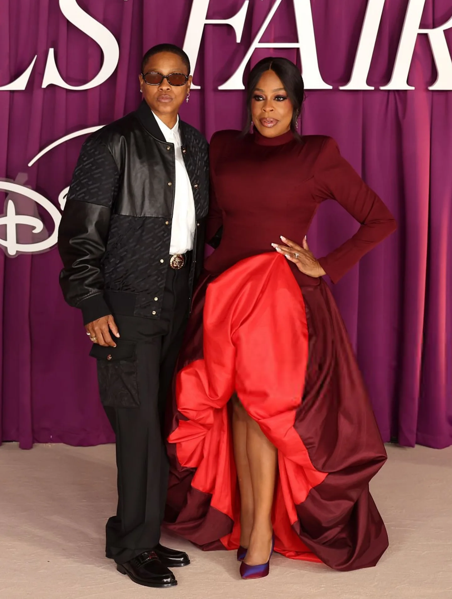 ثوب حفلة أنيق باللون الأحمر العنابي القرمزي برقبة عالية وأكمام طويلة مع تنورة مكشكشة غير متماثلة، فستان حفلة موسيقية من الساتان، سهرة على السجادة الحمراء #2