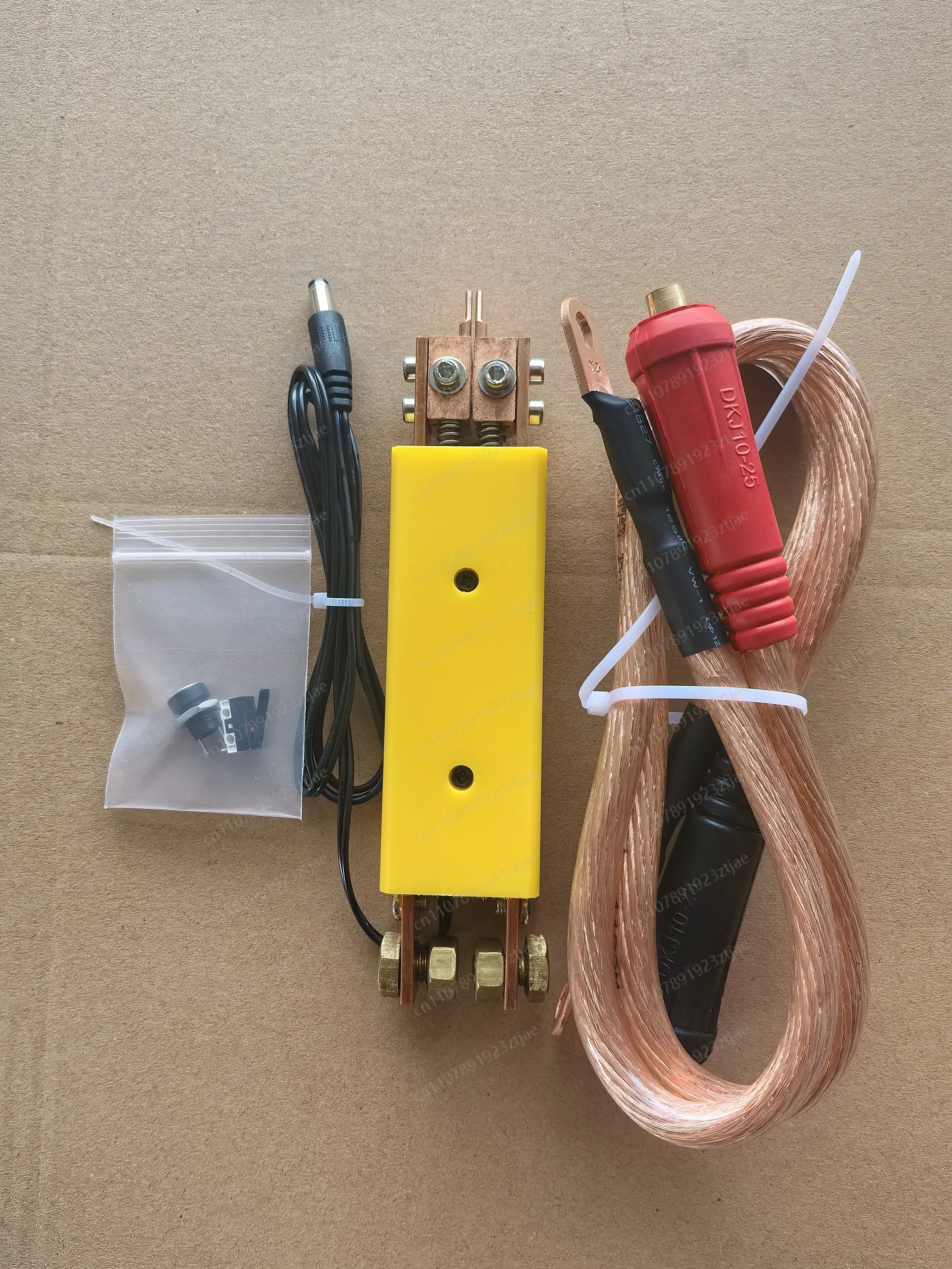 New spot welding machine integrated spot welding pen The new integrated spot welding machine handle is automatically triggered
