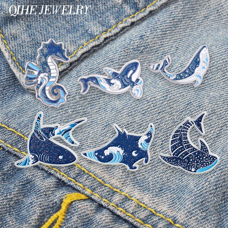Glitzernde Unterwasser-Meerestiere als Emaille-Pins: Delfine, Mantarochen, Seepferdchen, Haie, Wale als Broschen und Schmuckabzeichen