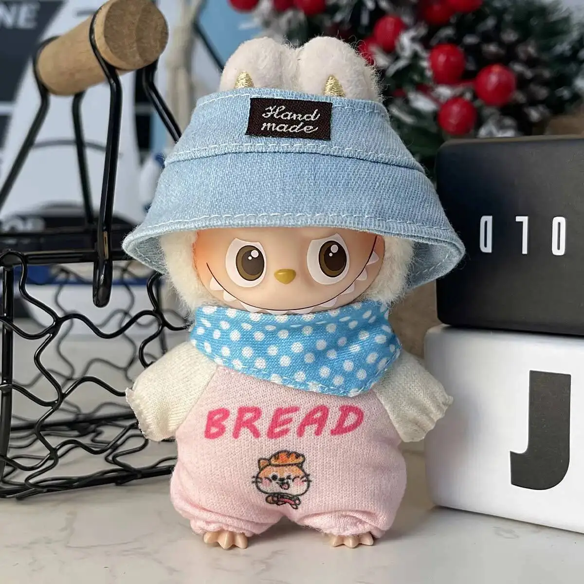 ل Mini Labubu 4.0 دبوس لملابس الحب قبعة بحافة مريلة بذلة مجموعة لملابس دمى Labubu V4