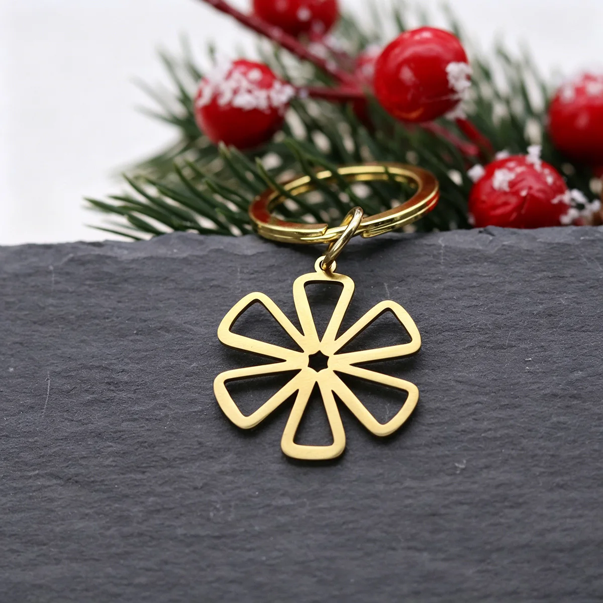 Minimalist Daisy Flower Keychain Stainless Steel Floral Geometric Pendant Keyring Backpack Jewelry Ornament Gift for Men Women