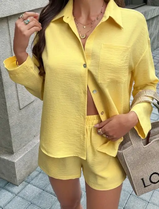 

Комплект из двух предметов: женский костюм 2026 Весна-Осень, новая модель, рубашка с отложным воротником и длинным рукавом свободного кроя и повседневные шорты с высокой талией